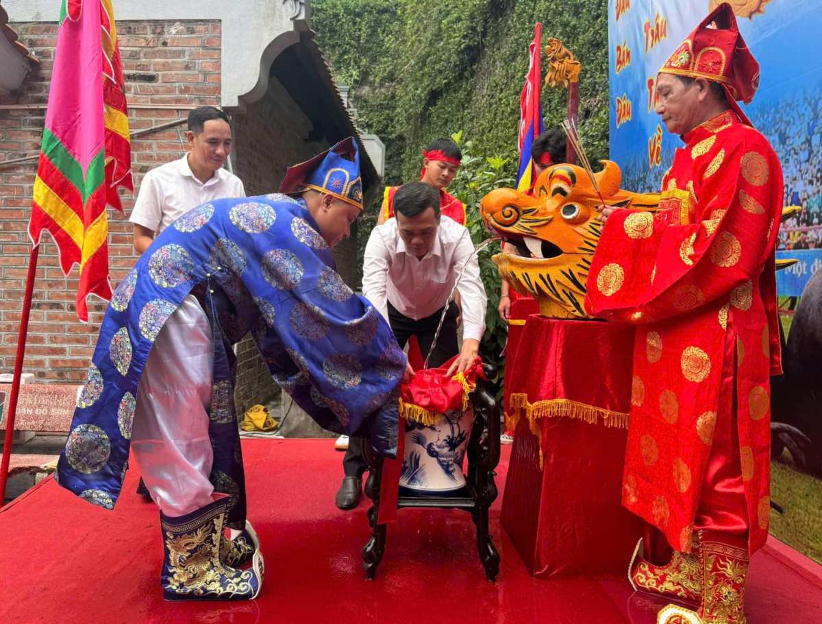 Ritmo unico de la ceremonia de recogida de agua del Festival Tradicional de Bufalos en Hai Phong. Foto: Ngan Anh