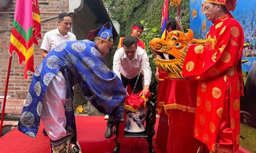 Độc đáo nghi lễ rước nước Lễ hội Chọi trâu truyền thống ở Hải Phòng. Ảnh: Ngân Anh