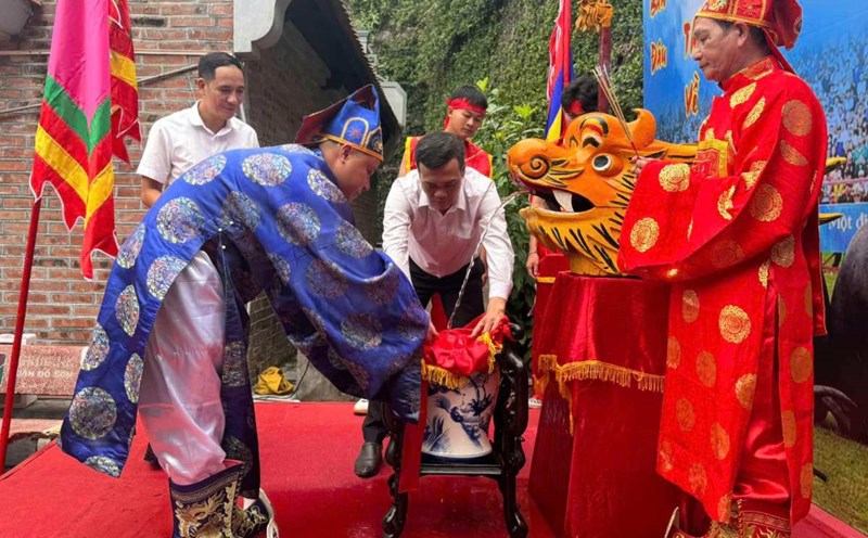 Unique water-carrying ceremony of the traditional buffalo fighting festival in Hai Phong. Photo: Ngan Anh