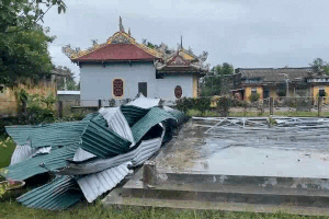 Scene du tornade qui a fait voler des dizaines de toits dans la ville de Hue. Photo : Nguyen Luan