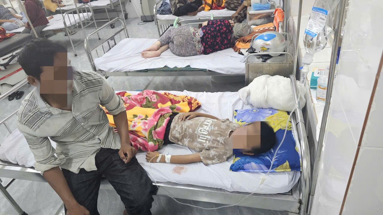 Students in Quang Tri were hospitalized due to suspected poisoning. Photo: Cong Sang