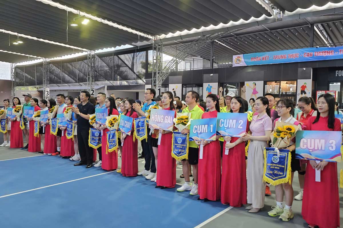 Cac dai bieu tang co luu nhiem cho cac doi tham gia giai dau. Anh: Doan Hung