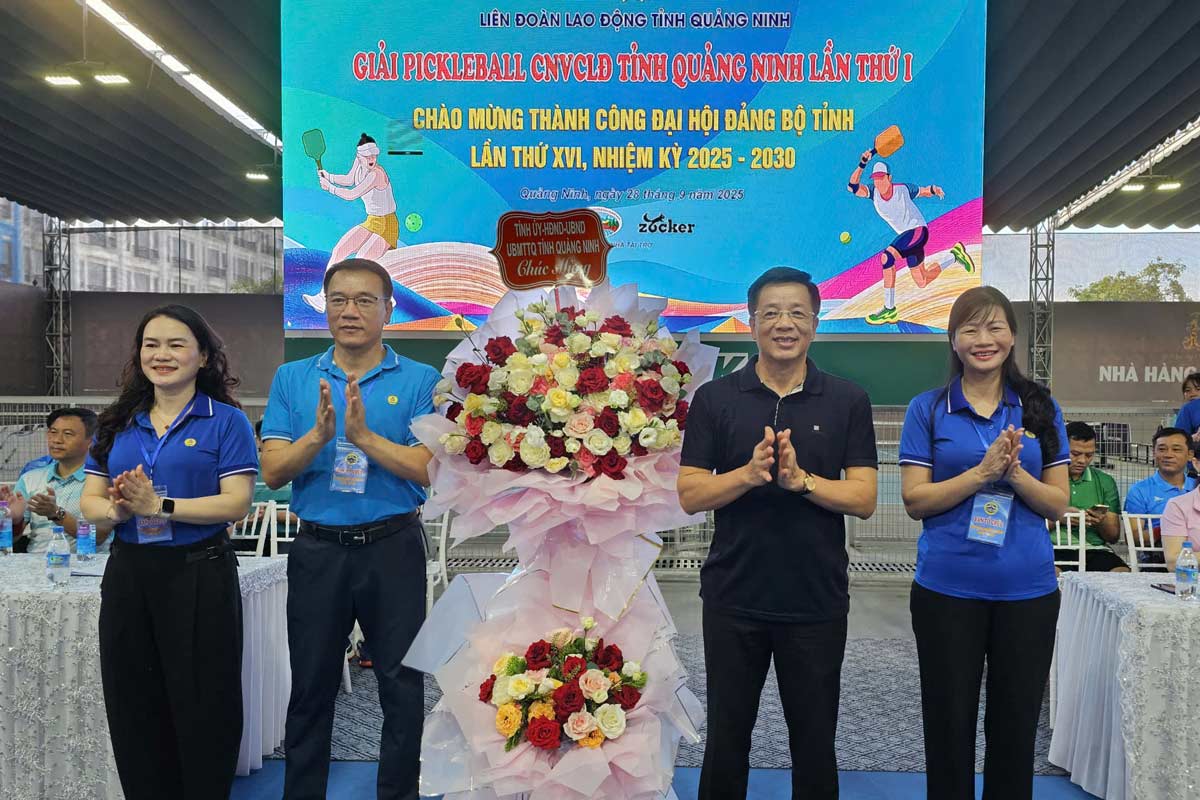 Nguyen Van Hoi 씨 – 성위원회 상임위원 성 조국전선위원회 위원장 성위원회 검사위원장(오른쪽에서 두 번째)이 피클볼 대회를 축하하며 꽃을 전달하고 있습니다. 사진: Doan Hung