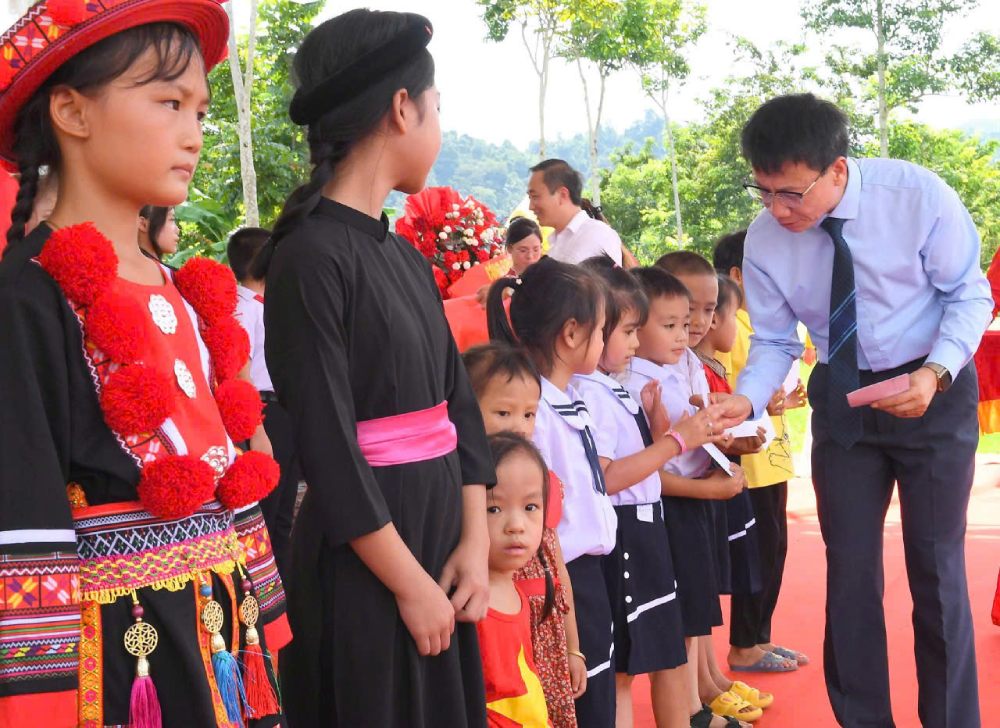 베트남 교육 노동조합 지도부가 어려운 지역 학생들을 지원하기 위해 선물을 전달하고 있습니다. 사진: 퀸 치