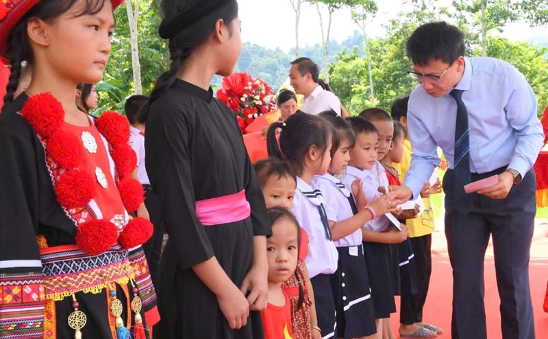 Leaders of the Vietnam Education Trade Union presented gifts to support students in disadvantaged areas. Photo: Quynh Chi