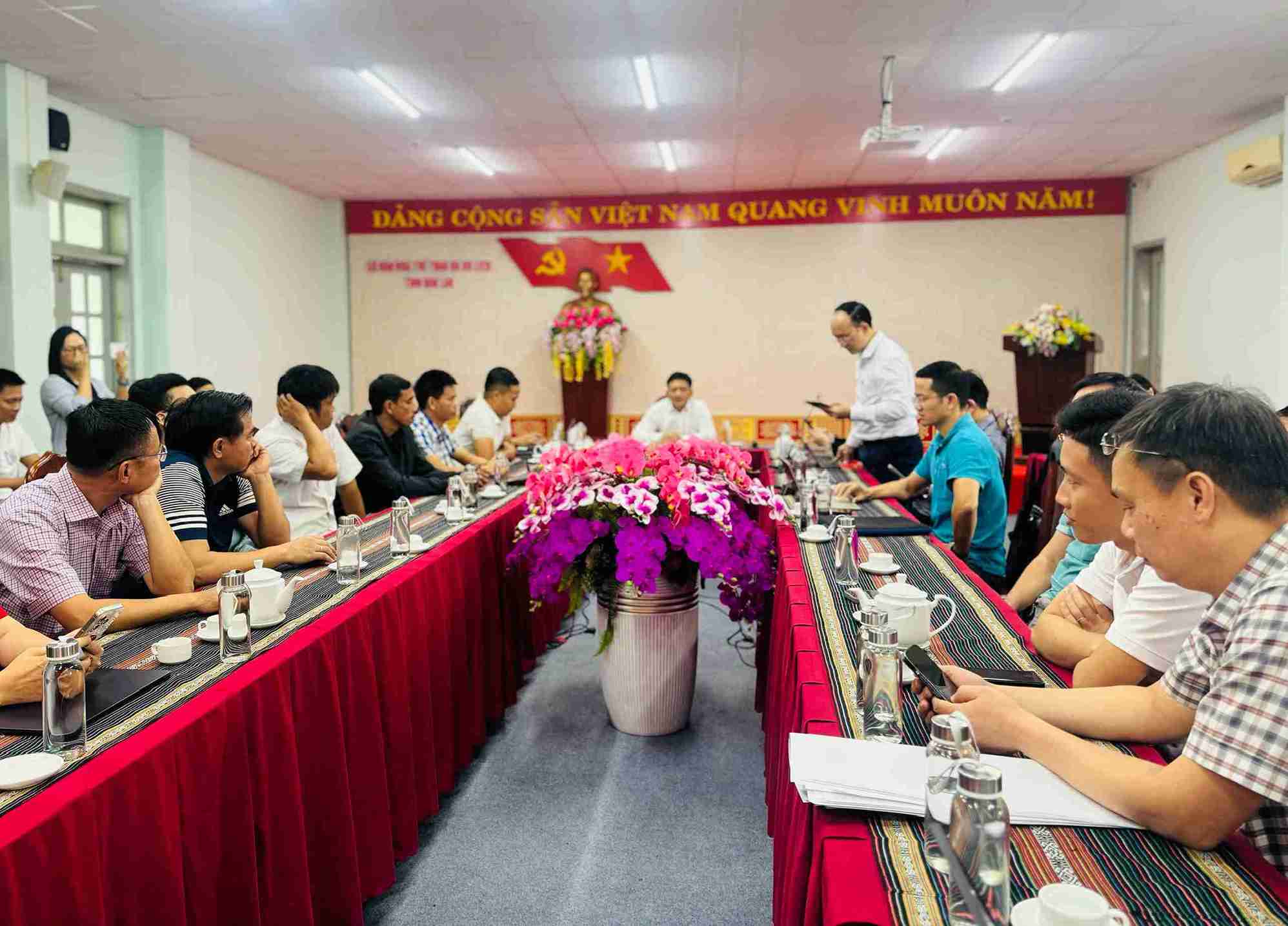 Dak Lak省文化スポーツ観光局が報道機関と会談し、省党大会の組織活動におけるいくつかの内容について普及しました。写真:バオ・チュン