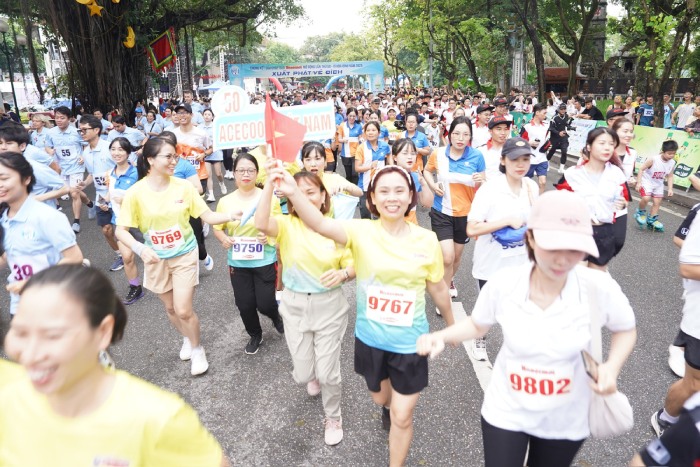 Cac dai bieu va van dong vien chay huong ung. Anh: Tuyet Minh