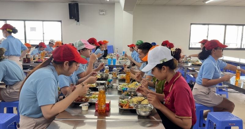 En 2025 plus de 70 entreprises a Vinh Long ont organise des repas syndicaux. Photo : Hoang Loc