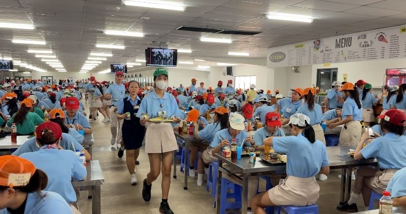 Nguoi lao dong vui ve thuong thuc bua com do Cong doan to chuc. Anh: Hoang Loc