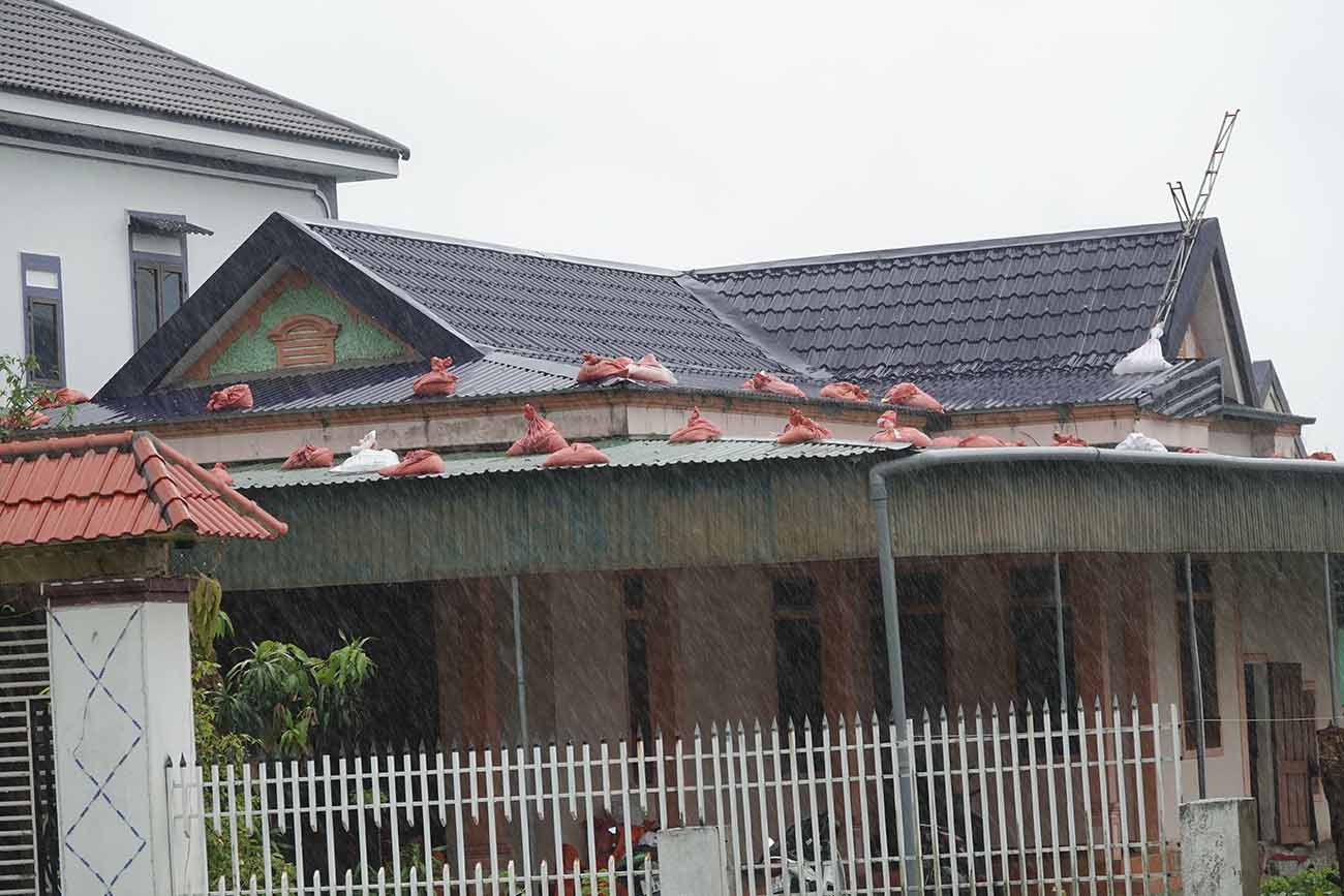 Ngoi nha o xa Loc Ha duoc gia co bang nhieu bao tai cat de chong bao so 10. Anh: Tran Tuan.
