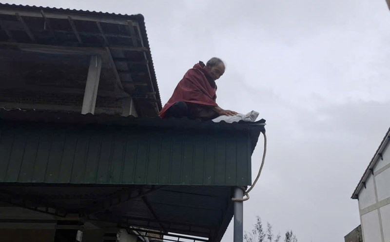 Mr. San, 75 years old, is reinforcing the roof to prevent storm No. 10. Photo: Tran Tuan.