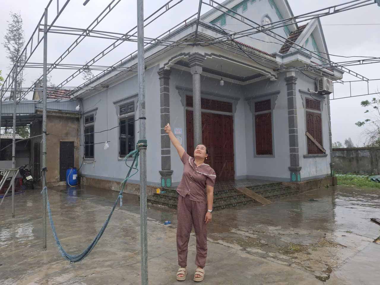 Chi Nhi ben mai nha bi toc tu bao so 5 hien chua kip lop lai da lo chong bao so 10. Anh: Tran Tuan.