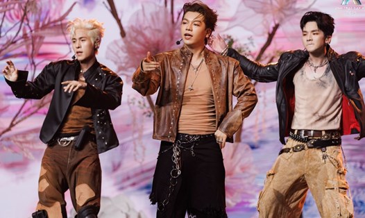 Các Anh trai say hi. Ảnh: VieON.