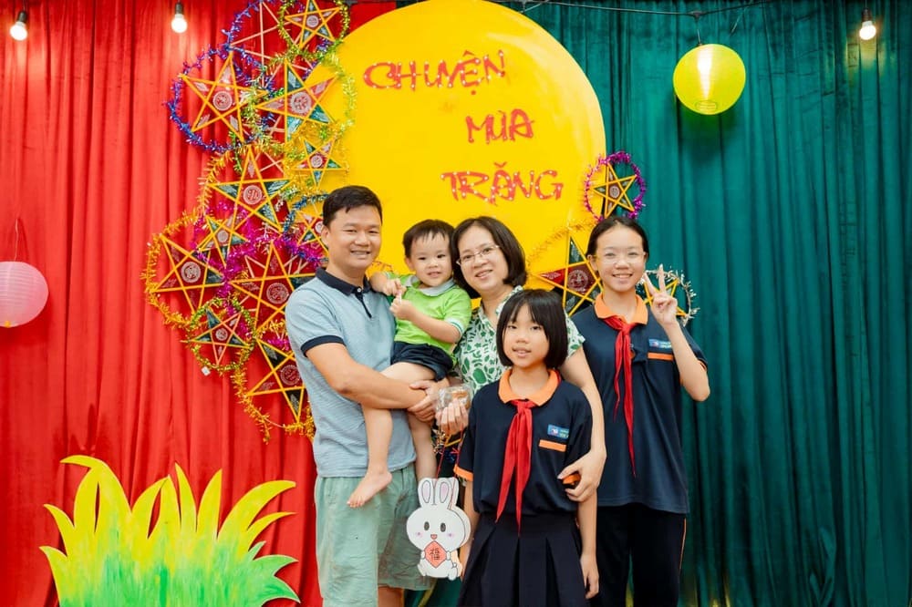 The family participates in activities together to help children better understand the meaning of reunion during the Mid-Autumn Festival. Photo: Trang Pham