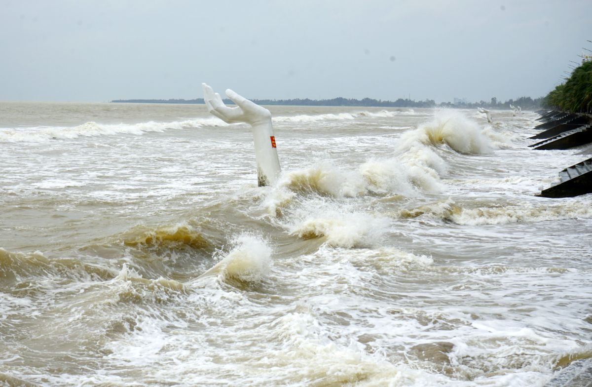 Fortes vagues marines avant la tempete n° 10 sur la cote de Thanh Hoa. Photo : Quach Du