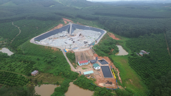 The Ngoc Hoi garbage pit burst caused dozens of tons of garbage and toxic chemicals to spill into the environment, causing pollution. Photo: Thanh Tuan