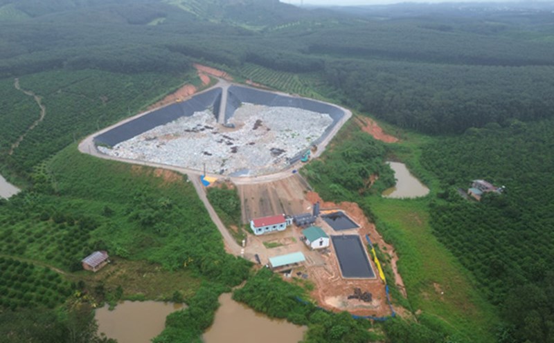 The Ngoc Hoi garbage pit burst caused dozens of tons of garbage and toxic chemicals to spill into the environment, causing pollution. Photo: Thanh Tuan