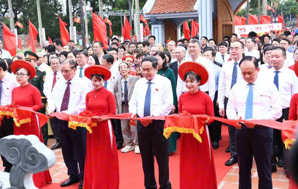 National Assembly Chairman Tran Thanh Man; former General Secretary Nong Duc Manh and delegates cut the ribbon to inaugurate the memorial area for National Assembly Standing Committee Head Bui Bang Doan. Photo: Provided by the National Assembly Office.