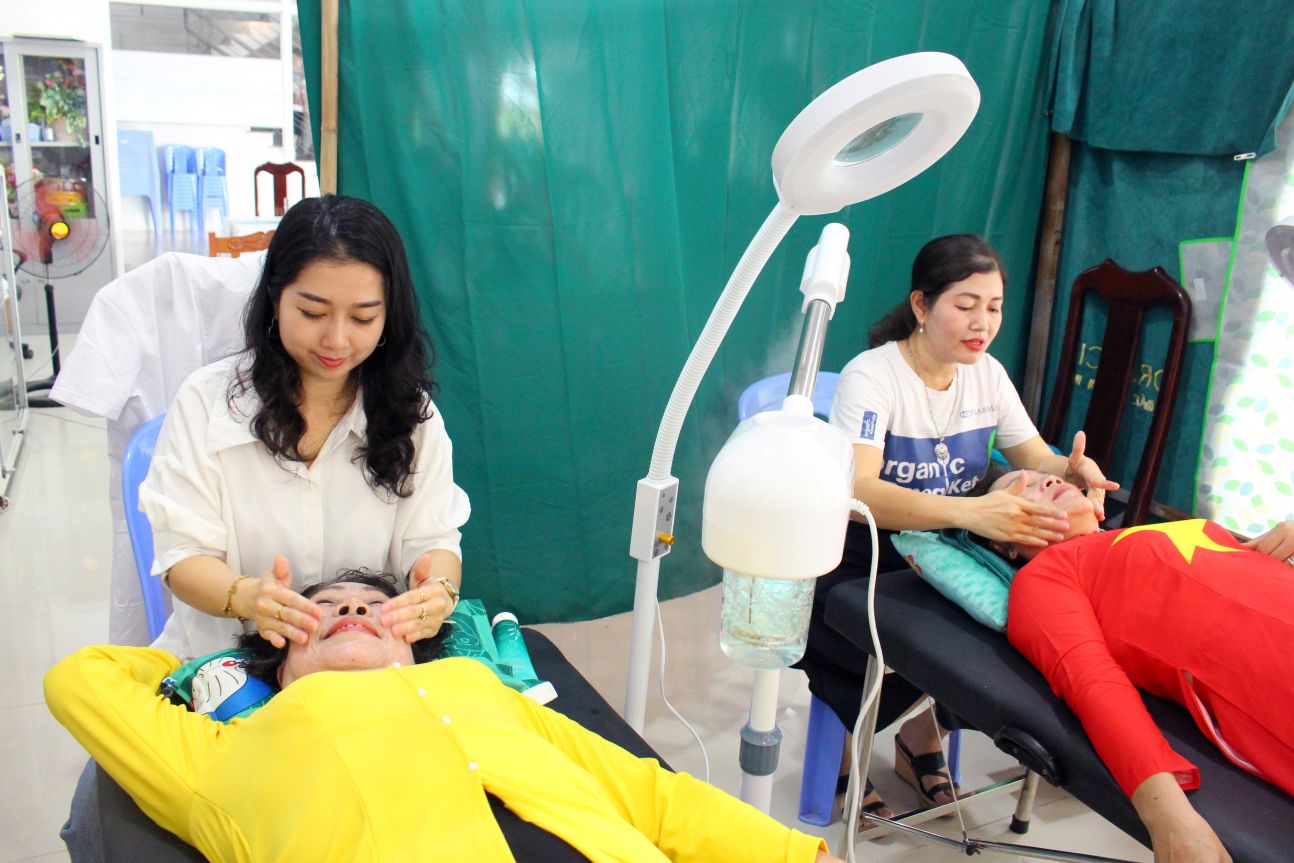Nha Van hoa lao dong phoi hop voi co so lam dep to chuc huong dan va thuc hien lam dep mien phi cho lao dong nu. Anh: Thanh Mai 