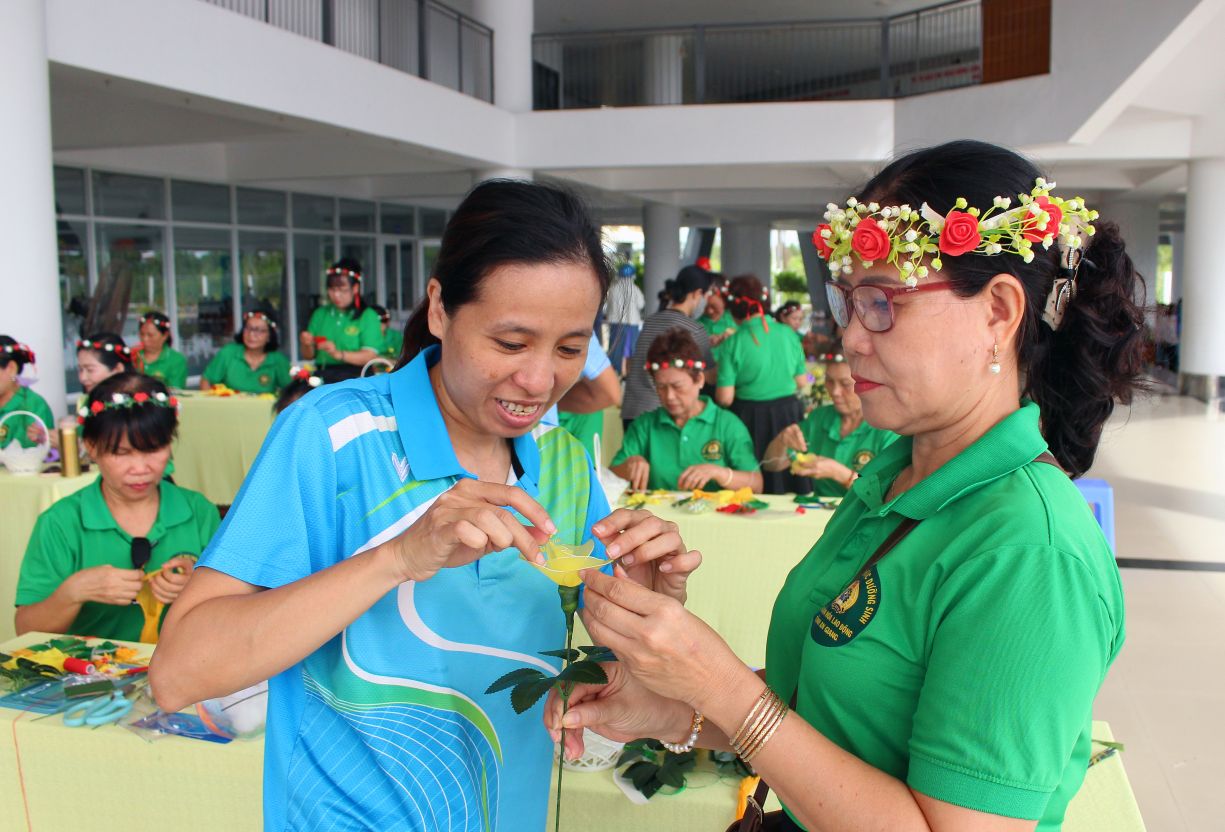 To chuc hoat dong mang tinh ung dung trong gia dinh, nhu: lop lam hoa vai... Anh: Thanh Mai