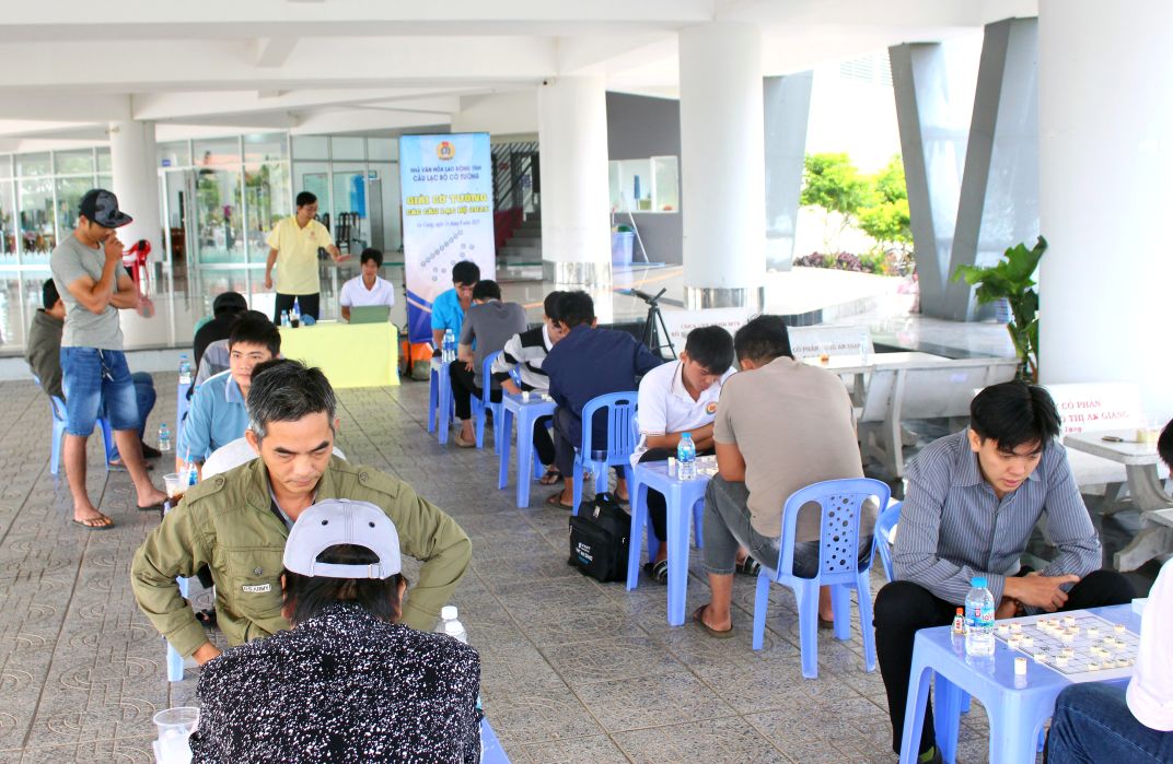 Va cac hoat dong phuc vu lao dong nam, nhu: co tuong, don ca tai tu... Anh: Thanh Mai