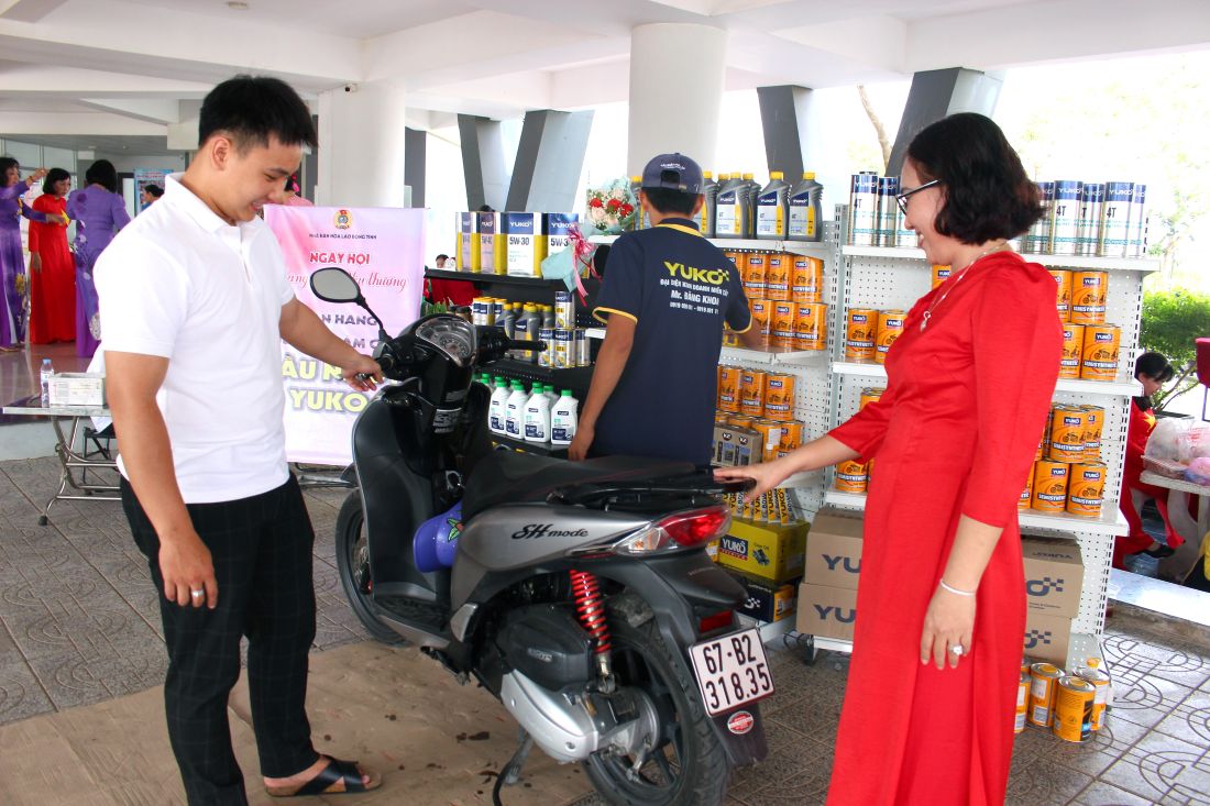 Ben canh viec linh dong ket noi to chuc cac hoat dong mang tinh le, hoi... noi day con linh dong phoi hop voi cac doanh nghiep to chuc chuong trinh mang tinh phuc vu cho nguoi lao dong. Anh: Thanh Mai