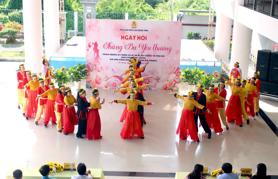 De dap ung la dia diem sinh hoat giai tri, ren luyen suc khoe cua nguoi lao dong, Nha van hoa lao dong tinh An Giang khong ngung sang tao ra cac mo hinh moi dap ung nhu cau ngay cang da dang... Anh: Thanh Mai