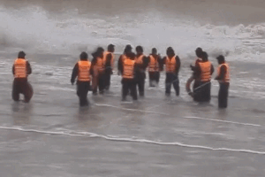 Many crew members on the two fishing boats in distress in Quang Tri have returned to shore safely. Photo: Hung Tho