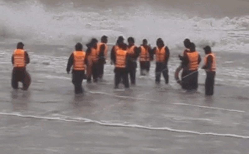 Many crew members on the two fishing boats in distress in Quang Tri have returned to shore safely. Photo: Hung Tho