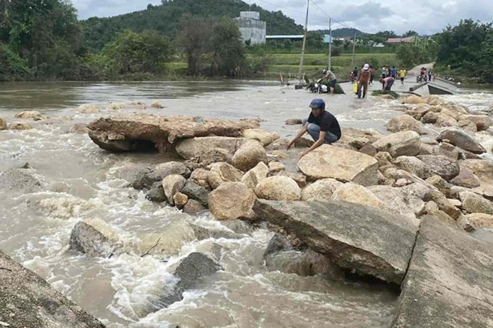 The flood caused damage to the spillway connecting village 1 to Mo Nang village 2, Ia Pa commune, which occurred at the end of August 2025. Photo: Thanh Tuan