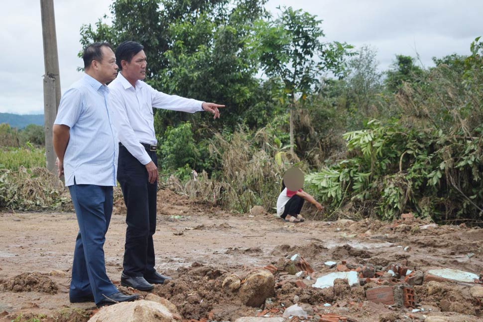 Pho Chu tich UBND tinh Gia Lai kiem tra tuyen duong tran lien hop 2 thon o xa Ia Pa. Anh: Mai Dao