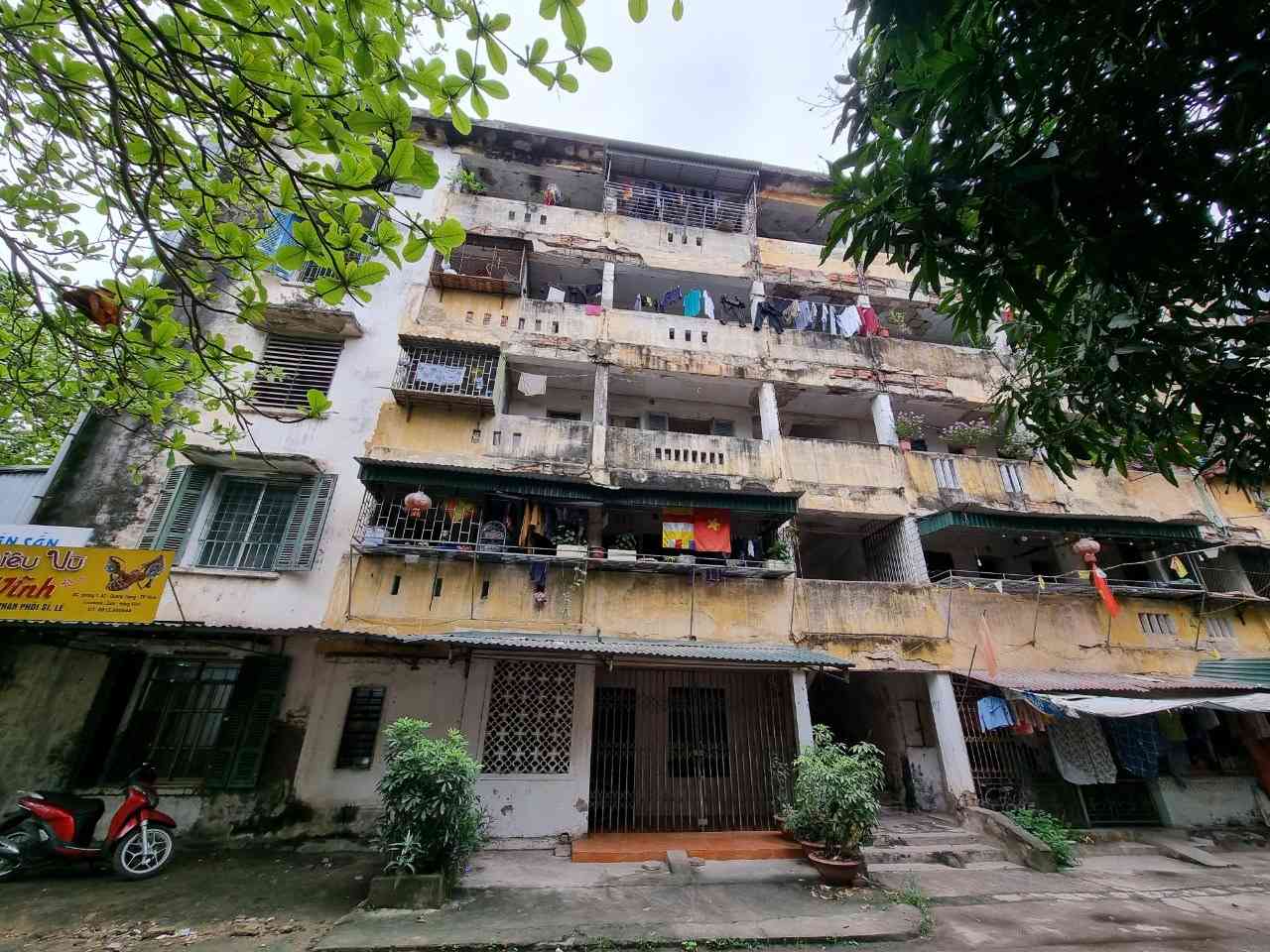 Households living in seriously degraded apartment buildings in Thanh Vinh ward (Nghe An) will be urgently evacuated before storm No. 10. Photo: Quang Dai