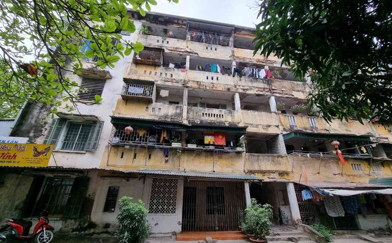 Households living in seriously degraded apartment buildings in Thanh Vinh ward (Nghe An) will be urgently evacuated before storm No. 10. Photo: Quang Dai