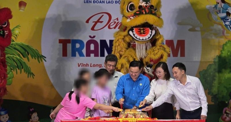 Nam 2025, LDLD tinh to chuc chuong trinh Trung thu Cong doan tai ba diem, mang den niem vui va trao hoc bong cho con em cong nhan, nguoi lao dong Vinh Long. Anh: LDLD tinh Vinh Long. 