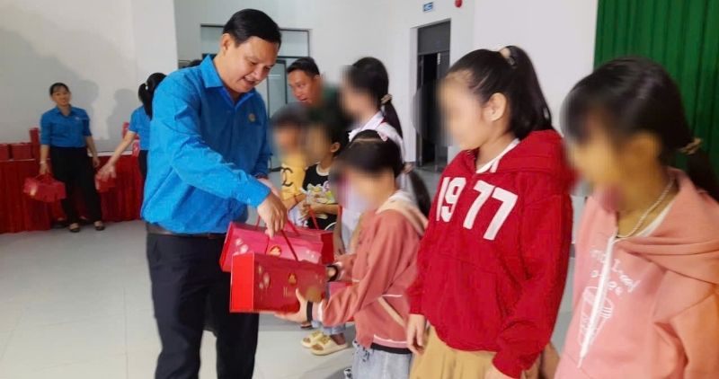 Nguyen Phuc Linh - President de la Federation du travail de la province de Vinh Long remet des cadeaux de trung thu aux enfants des ouvriers. Photo : Federation du travail de la province de Vinh Long.