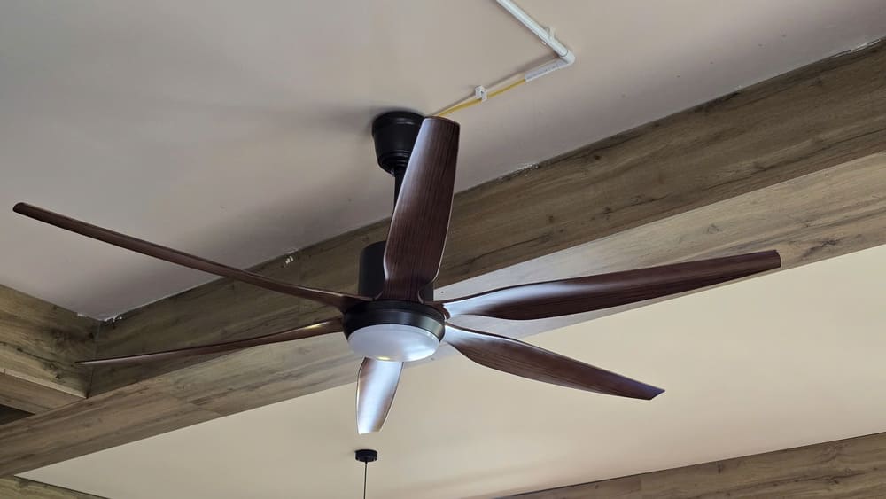 Wood ceiling fans are the optimal choice for modern family spaces. Photo: Tuan Dat