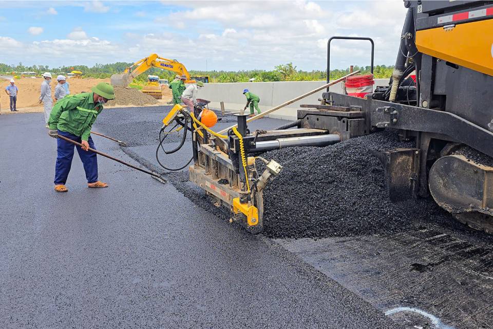 Many road projects are being built in the Mekong Delta. Photo: Ta Quang