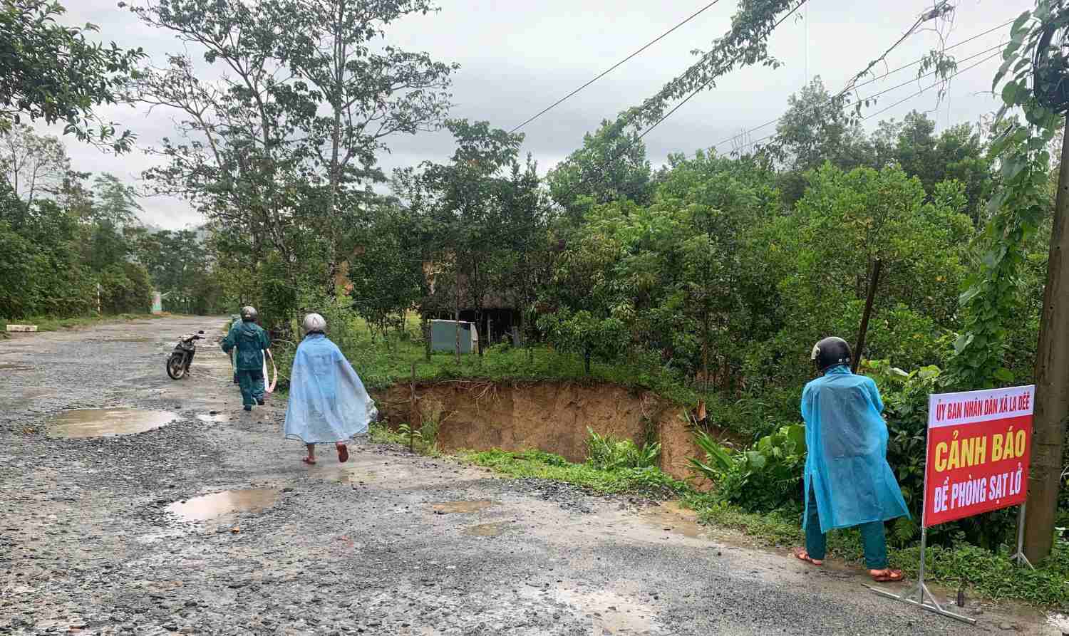 Storm No. 10 caused heavy rain and serious landslides on National Highway 14D in Dac Re village, Da Nang. Photo: The Anh