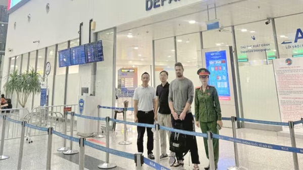 Hanoi City Police deported a foreign man who violated Vietnamese law. Photo: CAHN