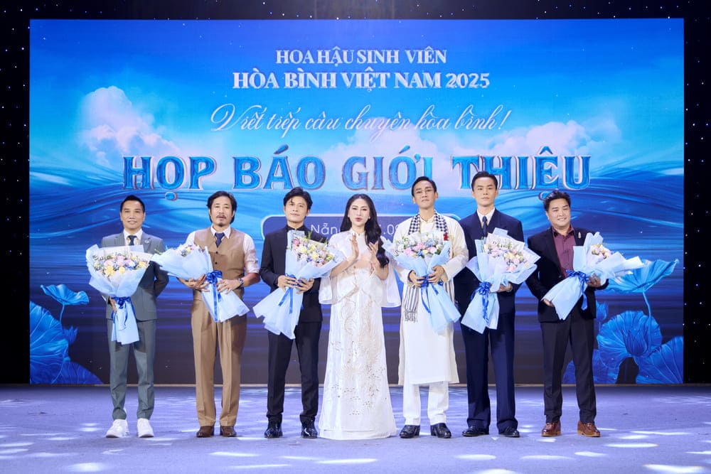 Cac thanh vien trong ban giam khao cuoc thi. Anh: Ban to chuc