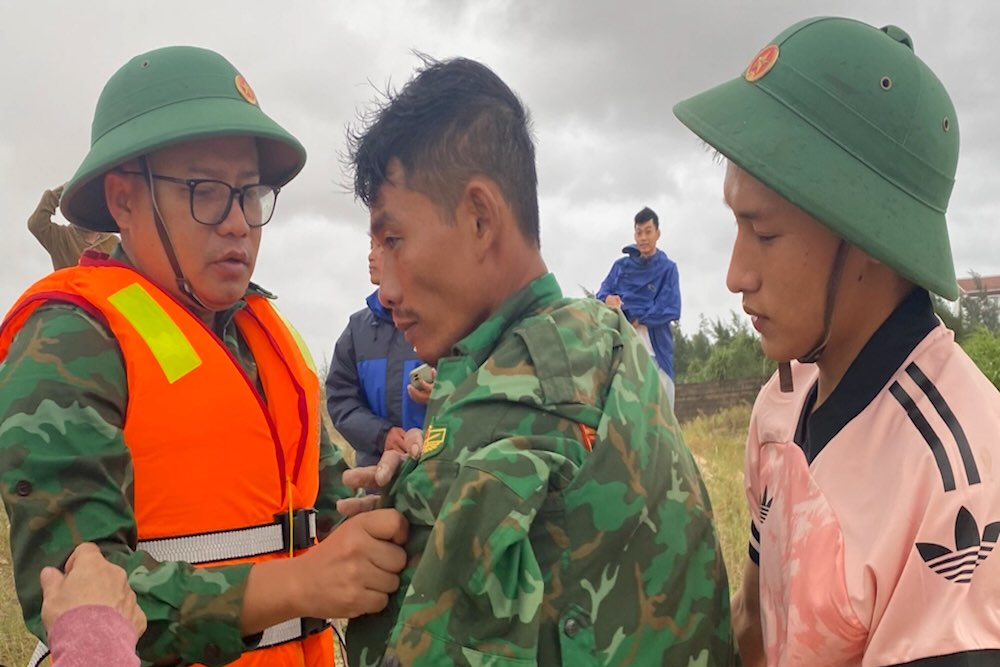 The crew members in distress were rescued and taken to health care. Photo: Quang Tri Border Guard