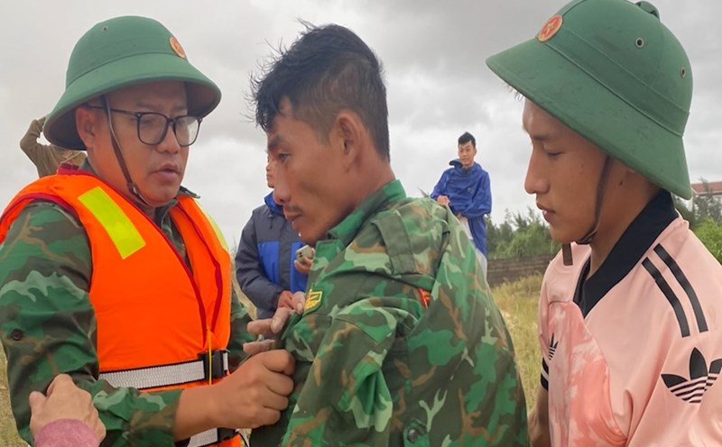 The crew members in distress were rescued and taken to health care. Photo: Quang Tri Border Guard