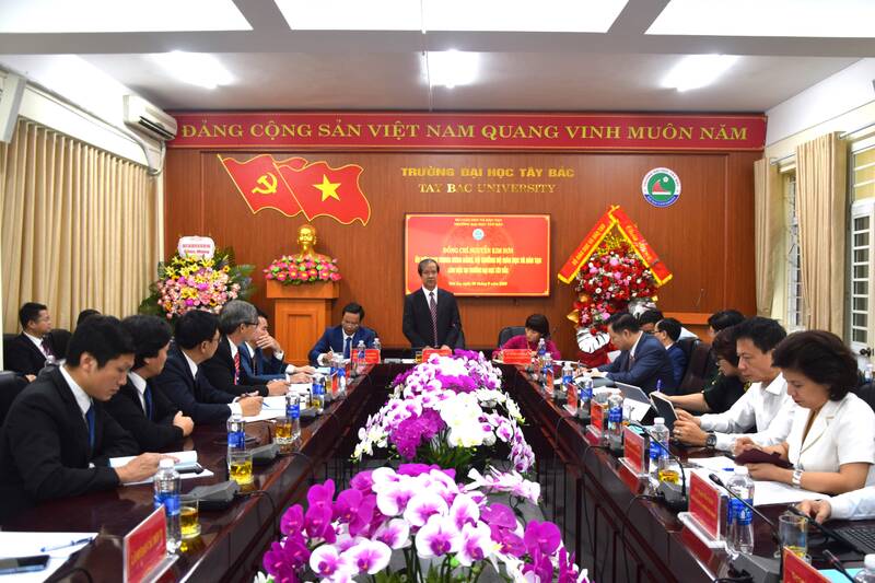 Bo truong Bo Giao duc va Dao tao lam viec voi Truong Dai hoc Tay Bac. Anh: Truong Son