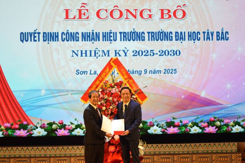 Minister of Education and Training Nguyen Kim Son presented the decision to the new Principal of Tay Bac University. Photo: Truong Son