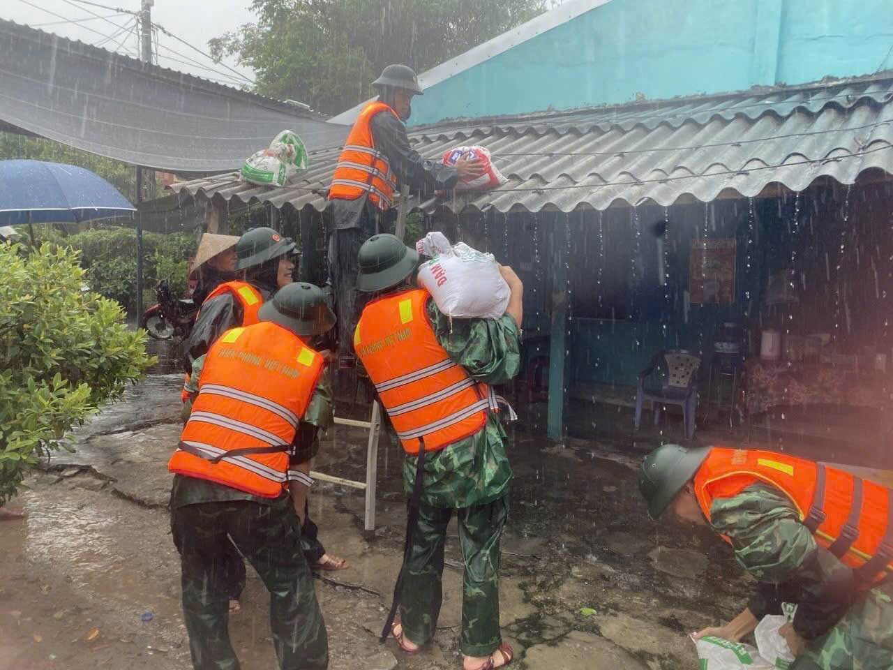 Bo doi bien phong giup dan chang chong nha cua. Anh: Vo Tien.