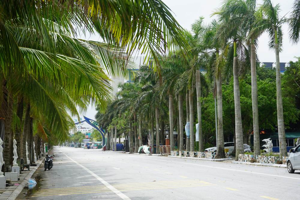 Tren tuyen duong doc bo bien Hai Tien khong mot bong nguoi. Anh: Quach Du