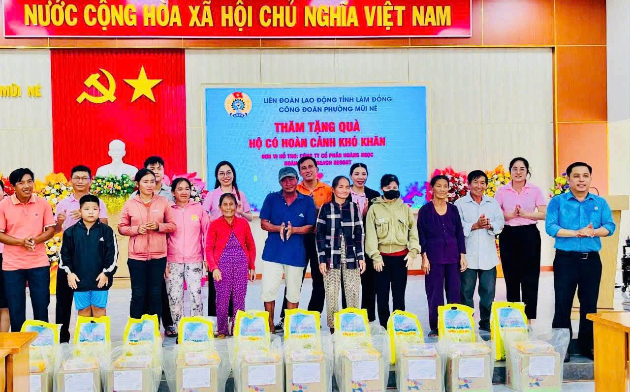 Nhung phan qua duoc Cong doan phuong Mui Ne trao tan tay cac ho ngheo. Anh: Pham Duy 