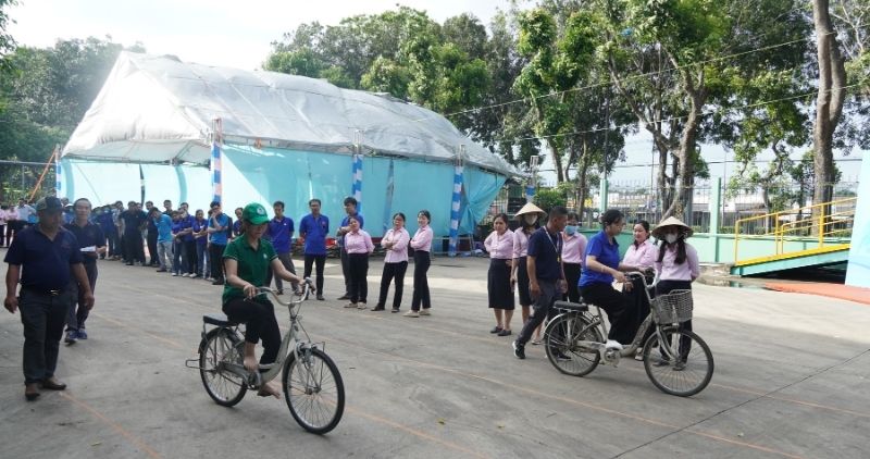 Van dong vien tham gia mon dap xe cham, tang tinh than doan ket. Anh: LDLD tinh Vinh Long
