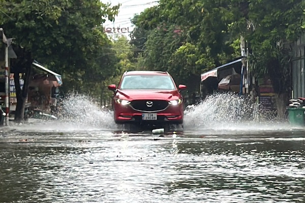 Storm No. 10 caused heavy rain in Quang Tri, many roads were flooded. Photo: Cong Sang