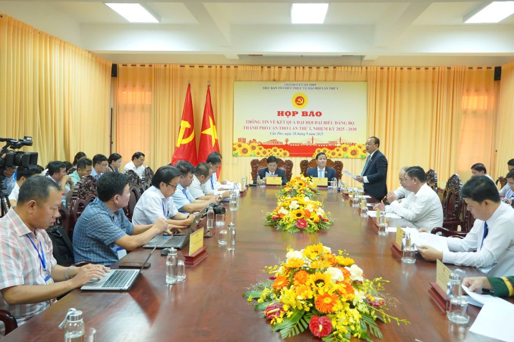 Quang canh buoi hop bao 